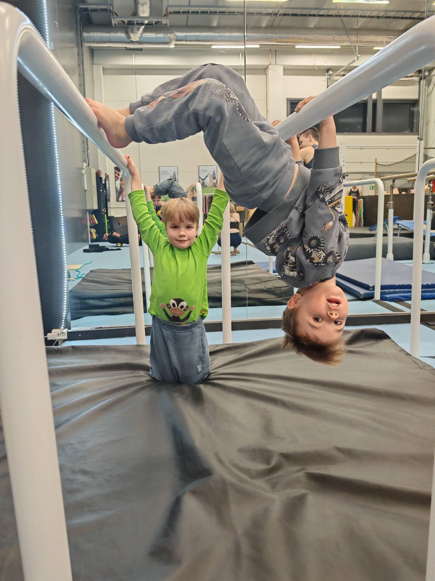 2-5 vuotiaat lapset pääsevät temppuilemaan ja voimailemaan joka lauantaisin ja sunnuntaisin Calisthenics Labin taaperotunneilla!