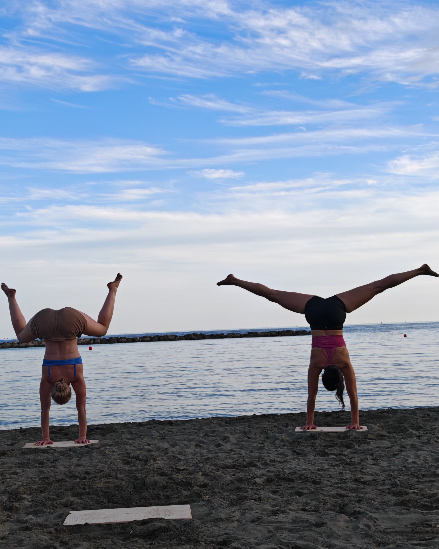 Käsilläseisonta on tarkkaa työtä: kuinka asetella keho balanssiin käsien varaan? Käsilläseisojan polku on ikuinen, koukuttava ja niin palkitseva!